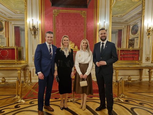 Hegseth şi soţia la întâlnirea, în februarie, cu omologul din Polonia Foto: X