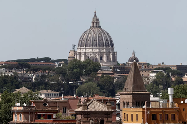 UPDATE - Corpul defunctului Papă Francisc urmează să fie expus credincioşilor începând de miercuri în Bazilica Sfântul Petru. Cauzele morţii Papei, în reşedinţa sa, Sf. Martha, urmează să fie făcute publice luni seara, după constatarea decesului