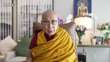 Dalai Lama îi aduce un omagiu lui Francisc I, care ”se devota serviciului celorlalţi”. Şeful interimar al Bisericii Anglicane îi salută ”dorinţa” de a ”conduce Biserica într-un nou fel”