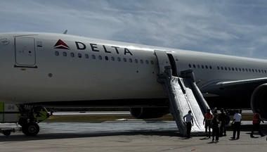 Incident grav la aeroportul din Orlando: Motorul unui avion a luat foc / Pasagerii, evacuaţi pe tobogane - VIDEO
