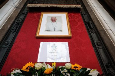 Înmormântarea Papei Francisc ar putea avea loc sâmbătă / Conclavul, între 6 şi 10 mai, dar poate fi devansat