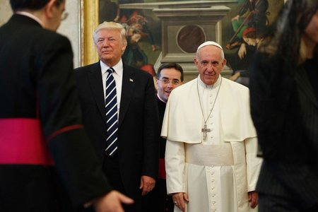 Donald Trump anunţă că va participa la funeraliile Papei Francisc