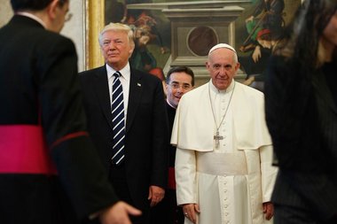 Donald Trump anunţă că va participa la funeraliile Papei Francisc