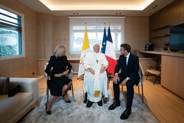 Emmanuel Macron anunţă că va participa la funeraliile Papei Francisc
