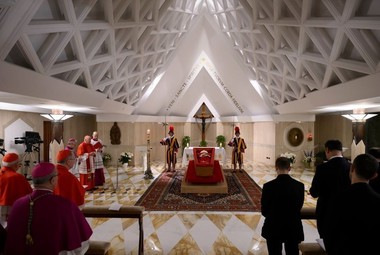 Primele fotografii cu Papa Francisc în sicriu