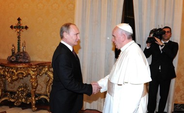 Putin nu intenţionează să participe la funeraliile Papei Francisc, anunţă Kremlinul
