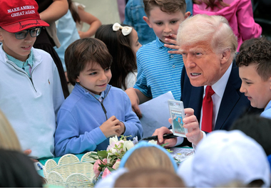 Trump îşi transformă tentativa de asasinare într-un cartonaş de colecţie inspirat de cartonaşele de colecţie Pokémon şi-l arată unor copii de Paşte în timpul vânătorii de ouă în grădina Casei Albe
