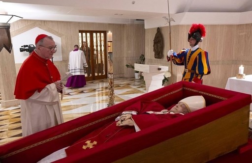 UPDATE - Trupul neînsufleţit al Papei Francisc a fost depus miercuri în Bazilica Sfântul Petru până la funeralii / Credincioşii pot aduce un omagiu până vineri seară - VIDEO