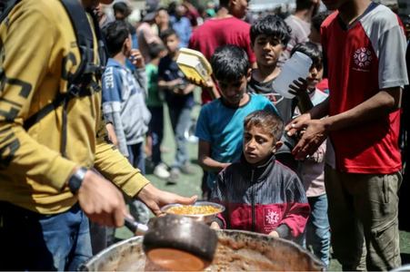Abbas cere Hezbollahului să elibereze ostaticii. Cel puţin 25 de morţi în bombardamente israeliene sângeroase. Miniştrii de Externe francez, britanic şi german cer Israelului să ridice blocarea ajutorului umanitar. OCHA anunţă internări din cauza malnutri