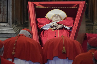Vaticanul anunţă nouă zile de doliu începând de sâmbătă, când au loc funeraliile lui Francisc I. Peste 19.400 de persoane s-au recules la sicriul defunctului Papă, expus la Balizica Sf, Petru. Vaticanul intenţionează să prelungească accesul până după miezul nopţii dacă este necesar