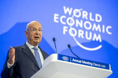 Forumul Economic Mondial WEF îşi anchetează fondatorul, acuzat de delapidare. Klaus Schwab a demisionat în urma unei scrisori anonime după mai bine de de 50 de ani la conducerea organizaţiei. Interimatul, încredinţat vicepreşedintelui Peter Brabeck-Letmathe, fost CEO Nestlé