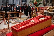 O nouă zi de omagiere a Papei Francisc, după ce Bazilica Sfântul Petru a rămas deschisă aproape toată noaptea pentru a face faţă afluxului de credincioşi