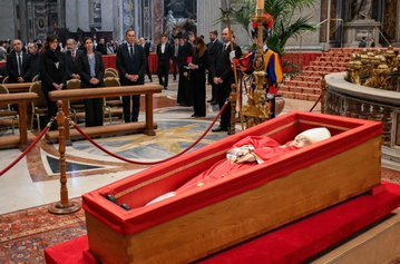 O nouă zi de omagiere a Papei Francisc, după ce Bazilica Sfântul Petru a rămas deschisă aproape toată noaptea pentru a face faţă afluxului de credincioşi