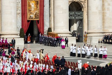 UPDATE - Funeraliile Papei Francisc, la Vatican, reunind lideri din întreaga lume / Ceremonial grandios şi o maree de oameni - VIDEO