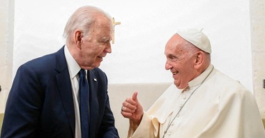 Joe Biden urmează să asiste la funeraliile lui Francisc I