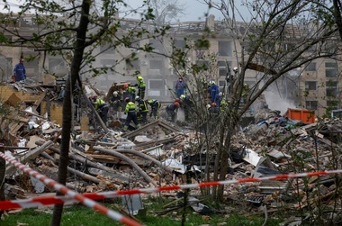 Zelenski dezvăluie că racheta balistică nord-coreeană care a ucis 12 persoane la Kiev avea componente americane. ”Conţinea cel puţin 116 componente provenind din alte ţări, dintre care majoritatea, din nefericire, au fost fabricate de către întreprinderi americane”