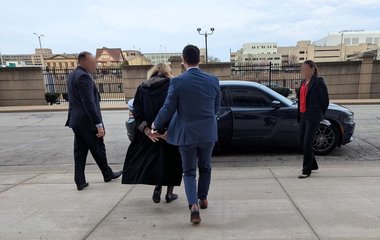Directorul FBI a postat o fotografie cu judecătoarea din Wisconsin arestată şi în cătuşe după ce a împiedicat reţinerea unui imigrant