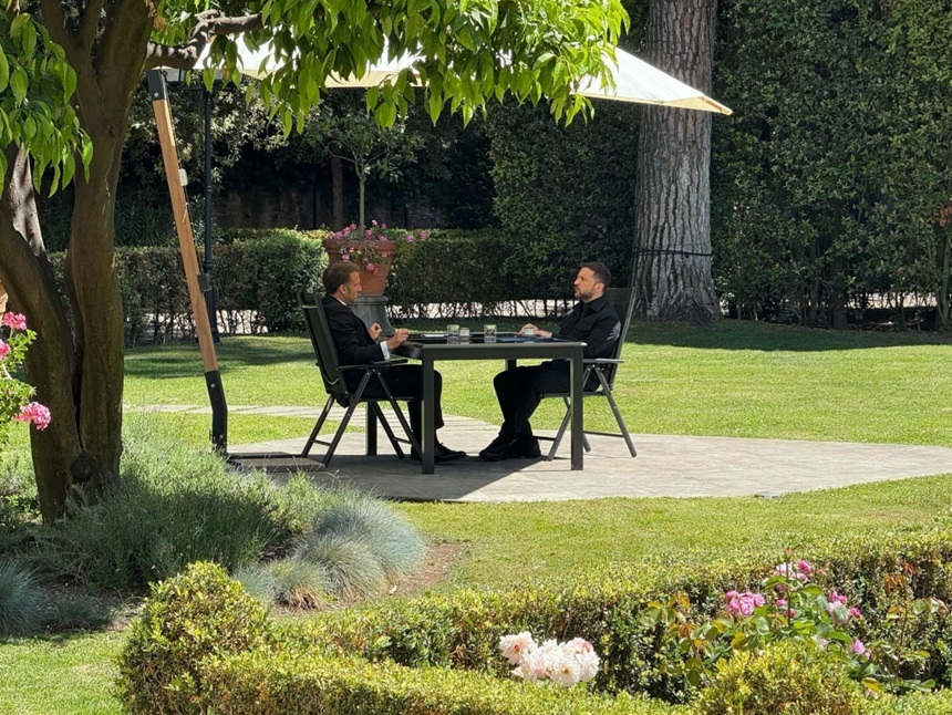 Întâlnire Zelenski-Macron în grădina Ambasadei Franţei la Roma, în marja funeraliilor Papei Francisc