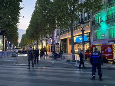 Panică pe Champs-Elysees: Poliţia a stabilit un perimetru de securitate după ce martori au spus că au auzit zgomote de detonări sau focuri de armă. Ce s-a întâmplat de fapt - VIDEO