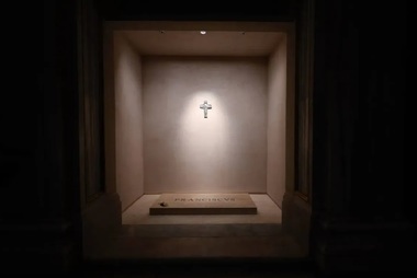 Vaticanul dezvăluie imagini ale mormântului Papei Francisc