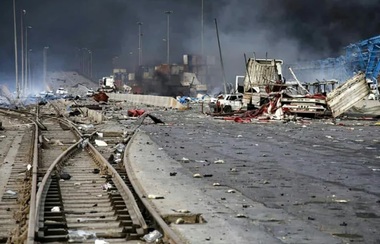 Cel puţin 25 de morţi şi 1.000 de răniţi în explozia de la Shahid Rajai, cel mai mare port comercial iranian. Explozia a fost cauzată de perclorat de sodiu, folosit la carburant solid de rachetă, dezvăluie NYT. Oraşul Bandar Abbas, plasat în carantină