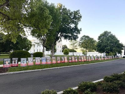 100 de zile de mandat pentru Trump: Peluza Casei Albe a fost acoperită cu pancarte menite să sublinieze măsurile dure împotriva imigraţiei ilegale