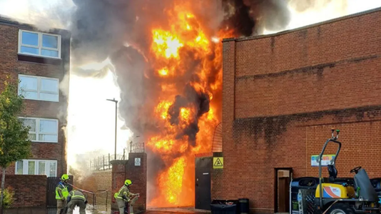 Aproximativ 80 de persoane evacuate la Londra, în urma extinderii unui incendiu într-o centrală electrică la acoperişul unui bloc vecin