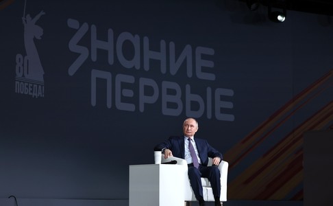 Vladimir Putin susţine că cetăţeni francezi luptă „alături de Rusia”