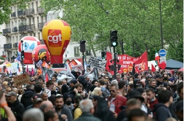 Peste 260 de manifestaţii sindicale în Franţa de un 1 Mai ”festiv şi combativ”, dar fără o unitate largă. manifestaţii ”împotriva trumpizării lumii şi internaţionalei reacţionare care se dezvoltă peste tot” la Paris