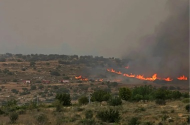 Drumuri redeschise în Israel, unde pompieri luptau în continuare împotriva unor incendii soldate cu 23 de răniţi. Netanyahu declară ”urgenţă naţională”. Avioane de luptă împotriva incendiilor, aşteptate ca întăriri din Franţa, România, Croaţia, Italia şi Spania