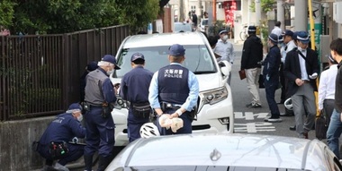 Un suspect tânăr, arestat în Japonia după un atac cu maşina soldat cu rănirea a şapte elevi la Osaka. El a fost scos din maşină de profesori, după ce a făcut zig-zag printre copii care se întorceau de la şcoală, şi a fost arestat de poliţie