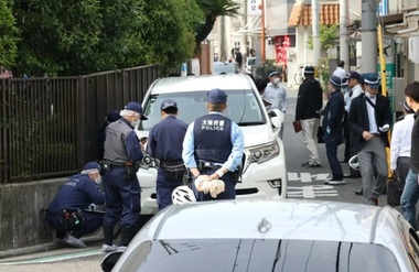 Un suspect tânăr, arestat în Japonia după un atac cu maşina soldat cu rănirea a şapte elevi la Osaka. El a fost scos din maşină de profesori, după ce a făcut zig-zag printre copii care se întorceau de la şcoală, şi a fost arestat de poliţie