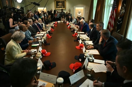 Copiii americani ar putea primi ”două păpuşi în loc de 30”, declară Trump şi recunoaşte că războiul său comercial poate provoca perturbări în lanţurile de aprovizionare şi vânzări. ”Lanţul de aprovizionare îngheţat pune Crăciunul în pericol”, avertizează CEO-ul Toy Association