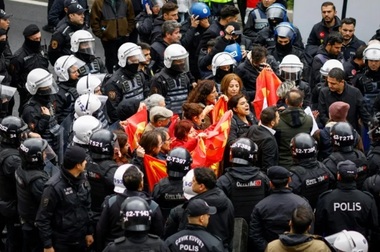 Peste 400 de persoane arestate la Istanbul, de 1 Mai, încercând să intre în Piaţa Taksim