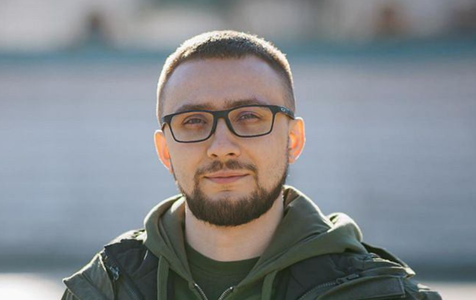 Un naţionalist ucrainean, Serghii Sternenko, scapă unei tentative de asasinat cu armă de foc, anunţă SBU, care precizează că a dejucat-o. O femeie arestată. Bloggerul acuză Rusia