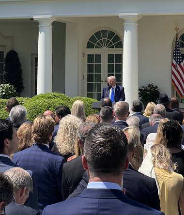 Trump îl laudă pe şeful Pentagonului, Hegseth, dar nu îl menţionează pe consilierul Mike Waltz în deschiderea unui discurs rostit la Casa Albă / „Au concediat persoana greşită”, spun democraţii