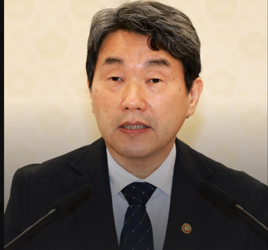 Fostul lider interimar al Coreei de Sud Han Duck-soo va participa la alegerile din 3 iunie / Al treilea preşedinte interimar al ţării în cinci luni, Lee Ju-ho, un economist modest şi un birocrat din domeniul educaţiei