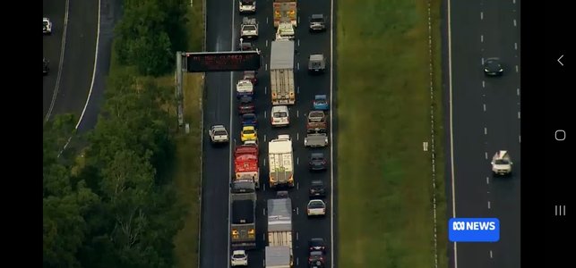 Haos pe una dintre cele mai aglomerate autostrăzi din Australia, după ce 750 de kilograme de resturi metalice ascuţite au căzut dintr-un camion / Peste 300 de maşini s-au ales cu cauciucurile deteriorate / Se intervine cu magneţi - FOTO