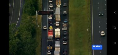 Haos pe una dintre cele mai aglomerate autostrăzi din Australia, după ce 750 de kilograme de resturi metalice ascuţite au căzut dintr-un camion / Peste 300 de maşini s-au ales cu cauciucurile deteriorate / Se intervine cu magneţi - FOTO