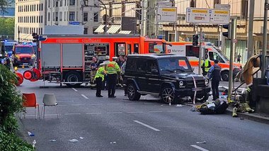 Mai multe persoane sunt grav rănite, după ce o maşină a intrat în mulţime la Stuttgart