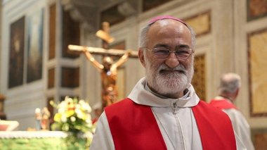 Un cardinal glumeşte că va „fugi în Sicilia” dacă va fi ales papă de conclav