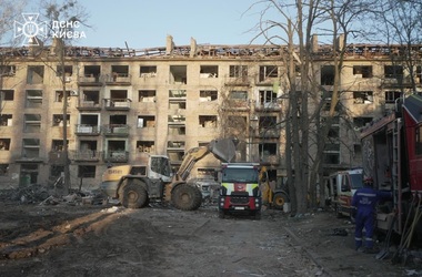 Un atac nocturn cu drone al Rusiei asupra Kievului a incendiat mai multe clădiri rezidenţiale, potrivit Ucrainei