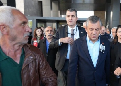 Turcia: Temeri cu privire la siguranţa politicienilor, după ce un bărbat l-a atacat pe liderul opoziţiei la Istanbul / Agresorul, un turc care şi-a ucis copiii în urmă cu 21 de ani - VIDEO