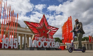 Ucraina le cere trupelor străine să nu participe la defilarea de la 9 mai la Moscova. ”Rusia le cere militarilor străini să participe la defilarea de la 9 mai pentru a-şi spăla crimele de război şi pentru a-şi justifica agresiune”