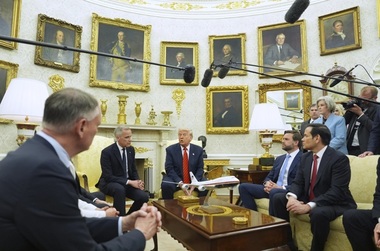 Trump anunţă că huthi au ”capitulat” şi că SUA încetează ”de îndată” bombardamentele în Yemen