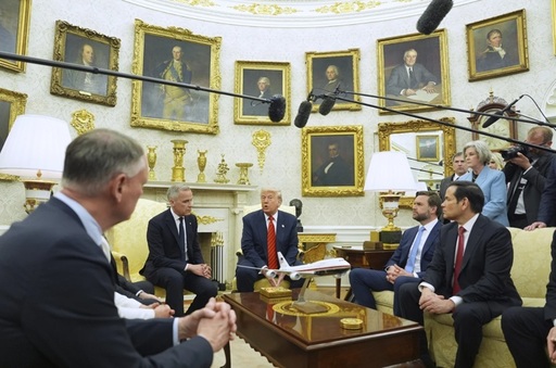 Trump anunţă că huthi au ”capitulat” şi că SUA încetează ”de îndată” bombardamentele în Yemen