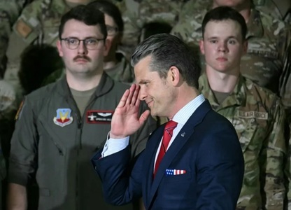 Curtea Supremă americană autorizează provizoriu administraţia Trump să dea transsexualii afară din armată