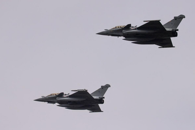 Cinci avioane de vânătoare indiene, între care unele Rafale, doborâte, susţin surse pakistaneze
