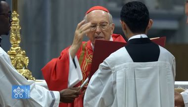 Cardinalii intră în conclav în Capela Sixtină. Noul papă se va confrunta cu un moment „dificil şi complex” al istoriei, le-a spus în predica sa Giovanni Battista Re, decanul Colegiului Cardinalilor