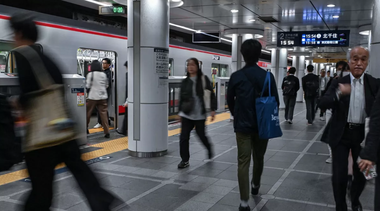Mai multe persoane rănite la Tokyo, într-un atac cu cuţitul la metrou. Un bărbat arestat